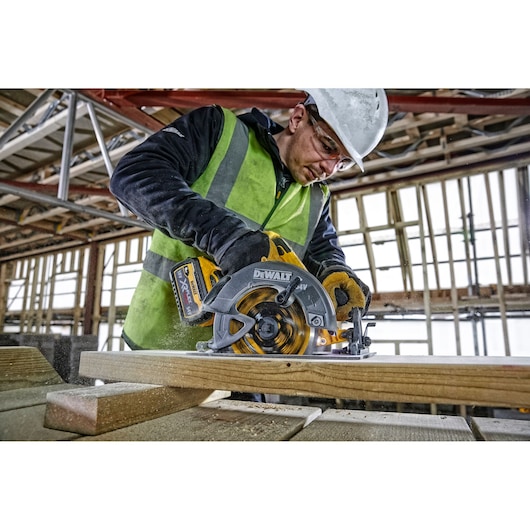 DEWALT DCZ507T2-XE, DCS578N, DCZ503X2-XE in use on wood at construction site. Photography category. ASIA, EMEAANZ.