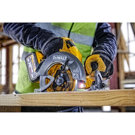 DEWALT saw in use. Shown: DCZ507T2-XE, DCS578N, DCZ503X2-XE. Photography, ASIA, EMEAANZ region.