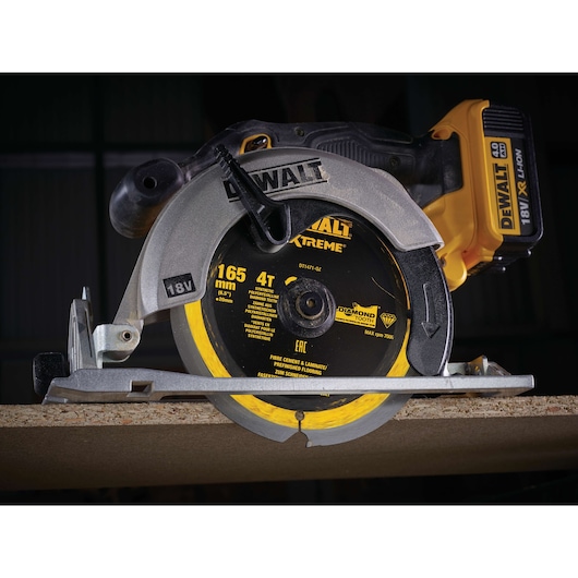 DEWALT 18V circular saw DT1471 cutting wood, close-up of blade with yellow details.